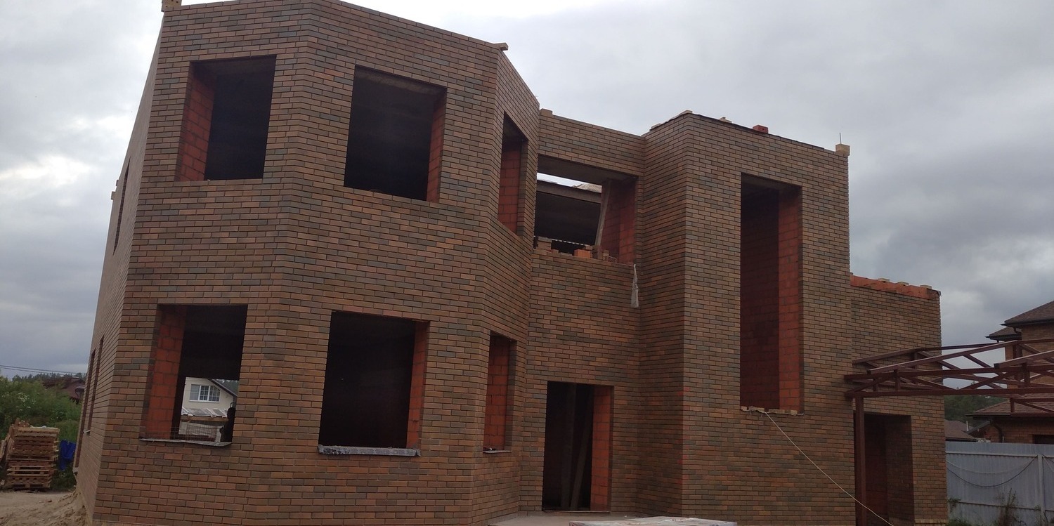 Возведенная коробка 2-х этажного дома