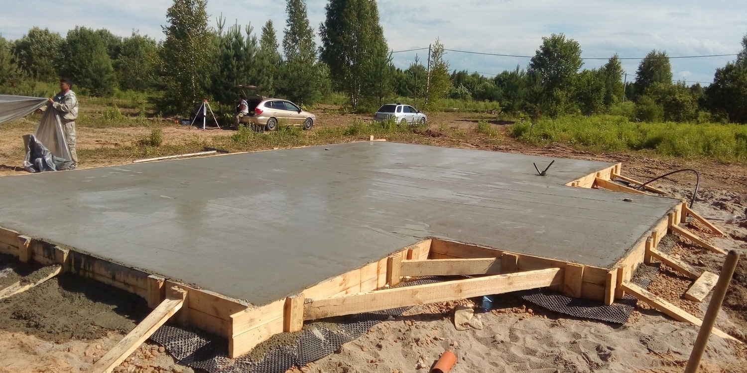 Залитый фундамент при строительстве дома