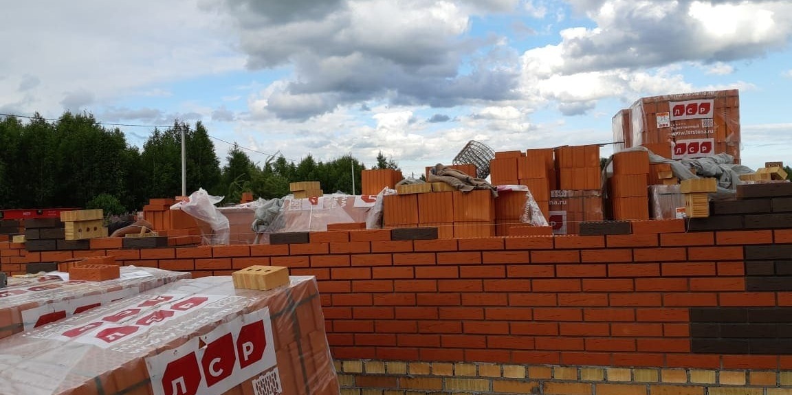 Возведение стен из кирпича при строительстве дома